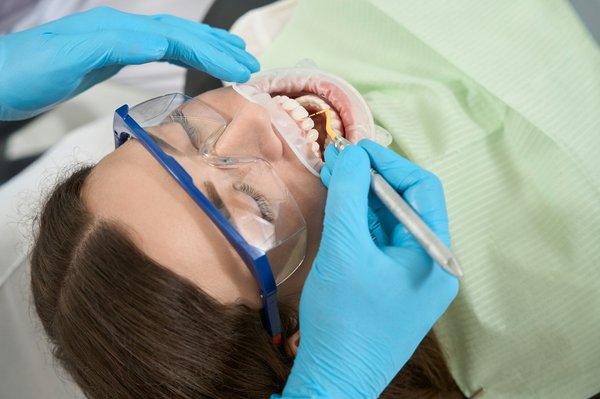 Le détartreur dentaire : votre arme secrète pour des dents saines